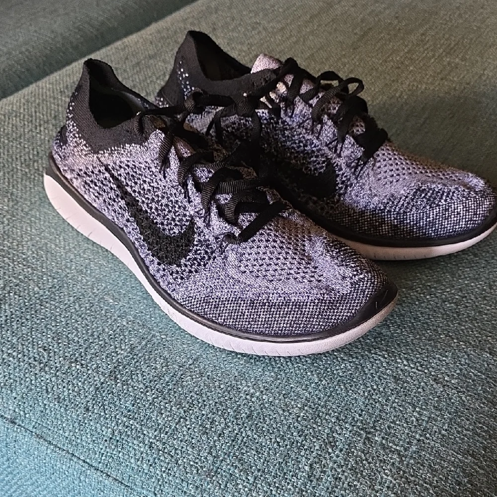 Nike | Women's Black and White Knit Athletic Shoes 10 - Picture 3 of 7